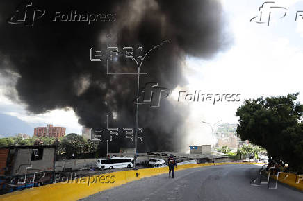 Fuerte incendio en ensambladora en Caracas