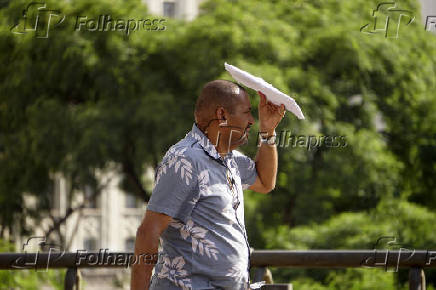 Pedestres enfrentam tarde quente no centro de So Paulo 