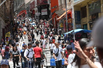 Consumidores lotam a Ladeira Porto Geral para compras de natal