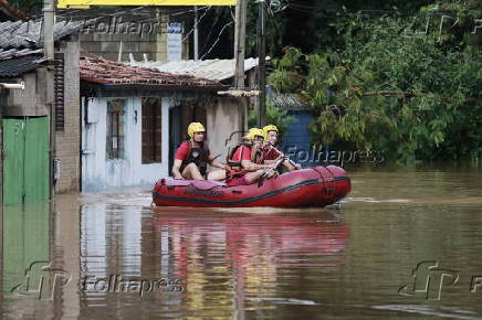 Cem moradores deixam rea aps inundao do Rio Atibaia