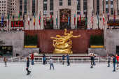 Pblico  visto patinando a pista de gelo do Rockefeller Center, em Nova York (EUA)