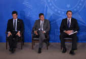 Ministro Sergio Moro (Justia) (e), vice-presidente Hamilton Mouro (c) e o presidente Bolsonaro