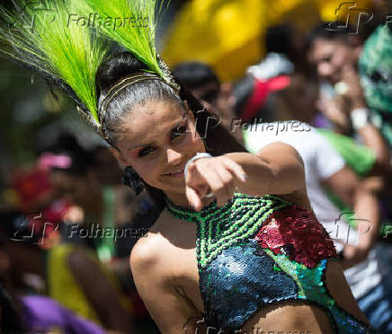 Atriz Paloma Bernardi durante o desfile do bloco da Favorita