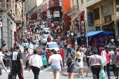 Consumidores lotam rua 25 de maro em So Paulo