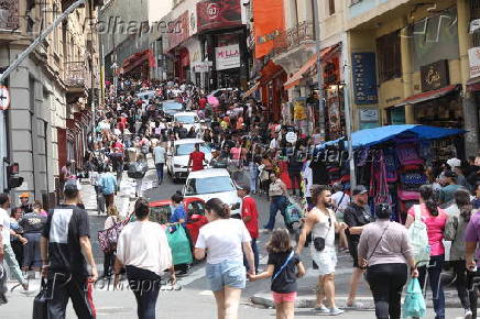 Consumidores lotam rua 25 de maro em So Paulo