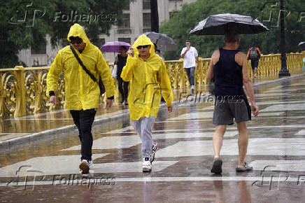 Pedestres enfrentam mais um dia de chuva em SP