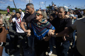 Detienen a varios manifestantes durante los actos de toma posesin en Puerto Rico