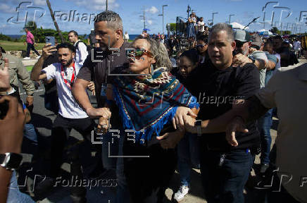 Detienen a varios manifestantes durante los actos de toma posesin en Puerto Rico