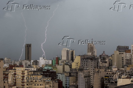 Chuva com raios em So Paulo