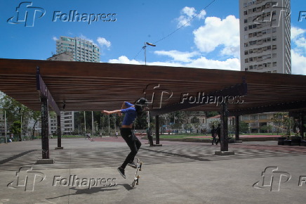 Skatista realiza manobra na praa Roosevelt, em So Paulo