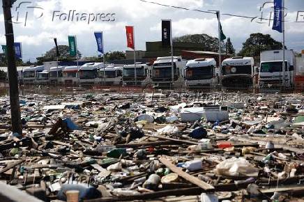 Alagamento e lixo na beira da BR-116, em em So Leopoldo