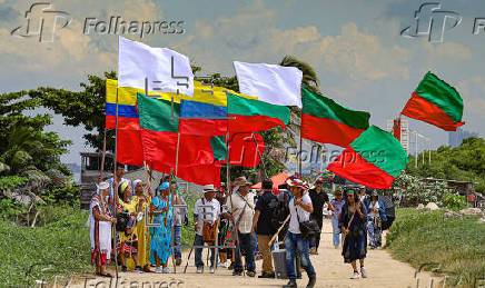 Indgenas colombianos navegan ro Magdalena de camino a la COP16 y denuncian contaminacin