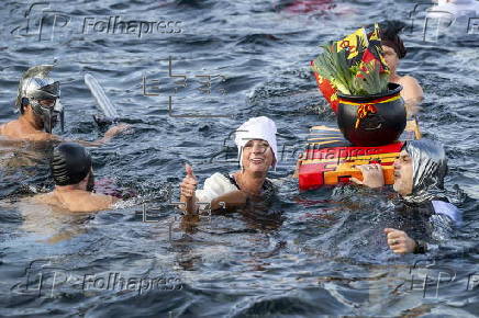 Traditional pre-Christmas swim in Geneva