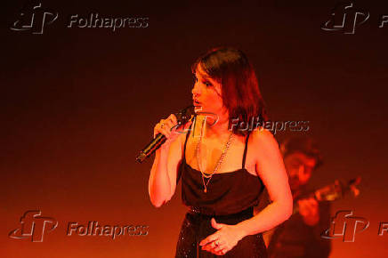 A cantora portuguesa Carminho se apresenta no 2 dia do Festival de Fado