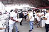 Distribuio de cestas bsicas no Jacarezinho, no Rio de Janeiro
