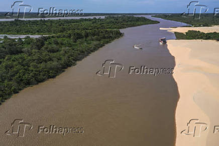 Igarap dos Periquitos e duna do Morro Branco