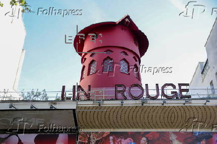 Moulin Rouge in Paris lost its wings overnight