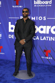 El negro y los diseos clsicos intervenidos dominaron la alfombra de los Latin Billboards