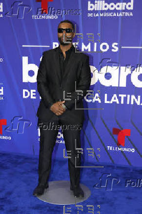 El negro y los diseos clsicos intervenidos dominaron la alfombra de los Latin Billboards