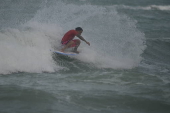 O surfista itlo ferreira ,vence estreia de campeonato em natal .