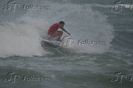 O surfista itlo ferreira ,vence estreia de campeonato em natal .