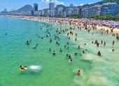 Praia de Copacabana lotada na vspera de feriado de So Sebatio