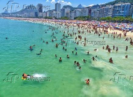 Praia de Copacabana lotada na vspera de feriado de So Sebatio