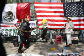 Activistas queman piata con la figura de Donald Trump frente a embajada de EEUU en Mxico