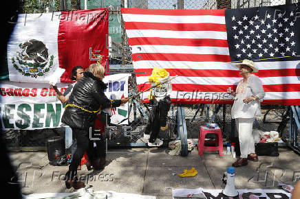 Activistas queman piata con la figura de Donald Trump frente a embajada de EEUU en Mxico