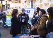 La exvicepresidenta Kamala Harris reparte comida de WCK en Altadena