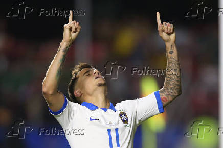 O jogador Philippe Coutinho, da seleo brasileira, comemora seu gol