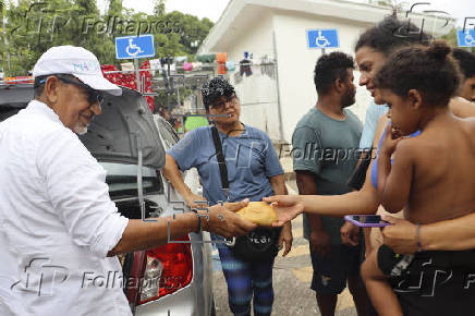 ONG llevan alimentos a caravana que avanza en condiciones precarias en sur de Mxico