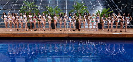 Desfile de candidatas ao Miss Brasil 2015