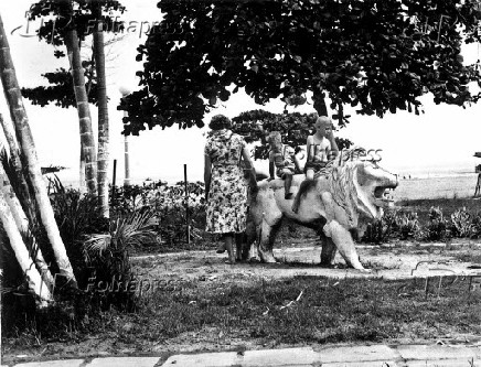 Foto de 1960 mostra escultura de leo