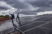 Operrios instalam painis solares no telhado do Sex Motel, em Boa Vista (RR) 