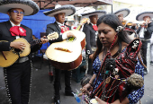 Creyentes festejan a la Santa Muerte en Ciudad de Mxico