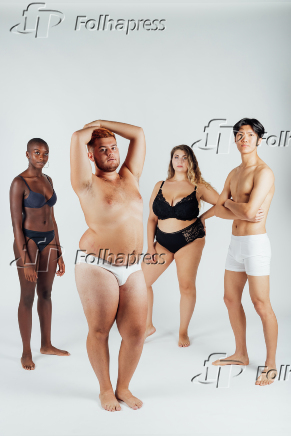 Folhapress - Fotos - Four young men and women wearing underwear