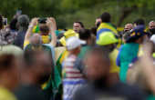 O presidente Jair Bolsonaro cumprimenta apoiadores, em Braslia (DF)