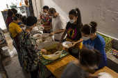 Distribuio de marmitas para moradores de rua no Bixiga, em SP