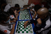 Folhapress - Fotos - Crianças durante aula de xadrez promovida por