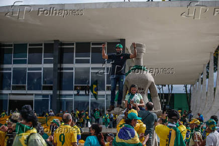 Vndalos invadem a sede do Supremo Tribunal Federal durante ao golpista 