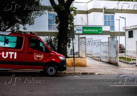 Ambulncia UTI estacionada na frente da UPA