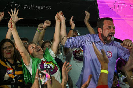 Guilherme Boulos comemora com eleitores A ida ao 2 com eleitores