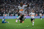 O jogador Vagner Love, do Corinthians, comemora seu gol contra o So Paulo