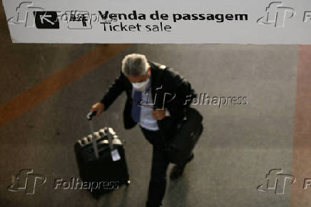 Passageiros usam mscara no aeroporto de Braslia (DF)