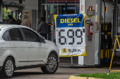 Postos de combustveis da regio central de Porto Alegre aguardam reduo nos valores do diesel
