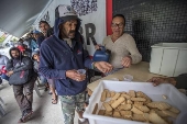 Pessoas recebem doaes de alimentos em Paraispolis, na zona sul de SP