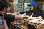 Nathy Peluso trae la 'Grasa' a Nueva York repartiendo pizza