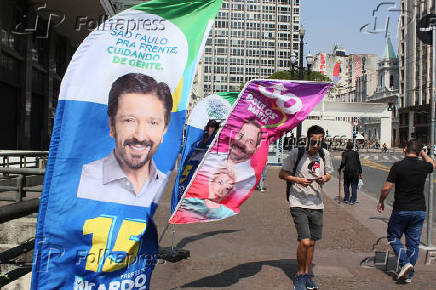 Banners dos candidatos  prefeitura espalhados pelo centro de SP