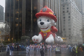 Desfile anual do dia de ao de graas da macy's acontece na cidade de nova york